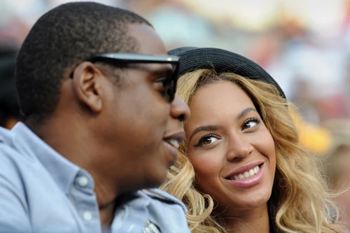 Beyonce "bí mật" sinh bé gái