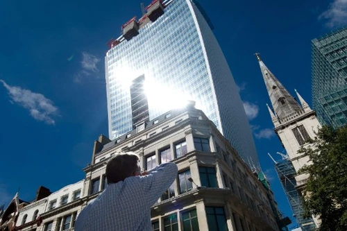 Tòa nhà kính khiến ô tô "tan chảy"