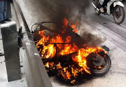 Xăng “đểu” gây cháy xe, sao chỉ Honda và SYM "dính"?