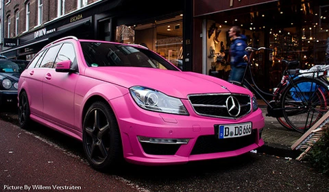 Mercedes C63 AMG khoác áo hồng Barbie 