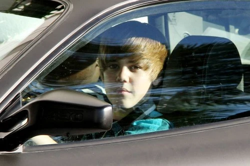 Justin Bieber bị cảnh sát "sờ gáy" vì chạy xe quá tốc độ