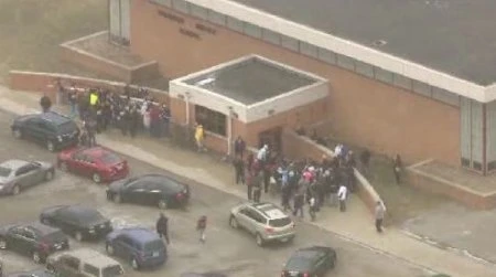 Học sinh lớp 8 mang súng đến trường tự sát