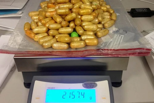 Nuốt hơn 2 kg heroin vào bụng để buôn lậu ma túy vào Mỹ