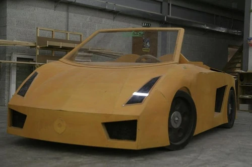 "Độc và lạ" Lamborghini Gallardo bằng... gỗ
