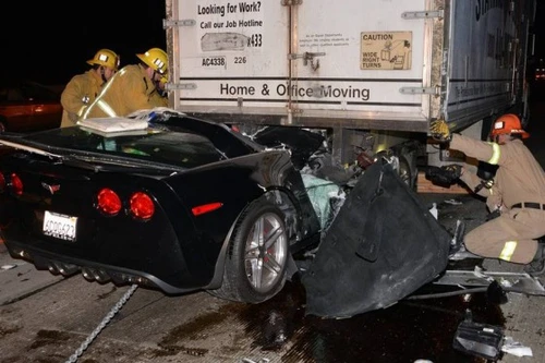 May mắn sống sót sau tai nạn ôtô "dính đuôi" xe tải