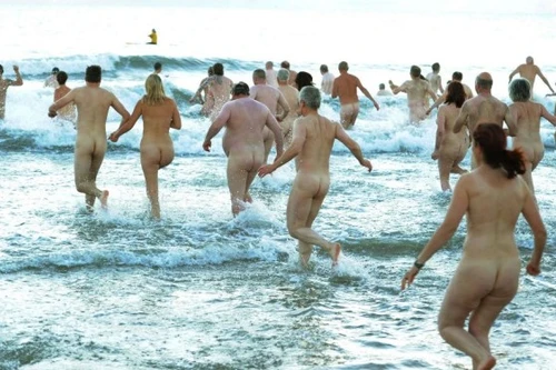 200 người tắm nude cùng lao xuống biển