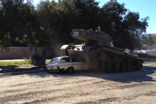 Arnold Schwarzenegger chơi trội: Lái xe tăng cán nát ôtô