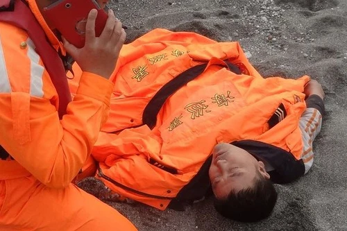 Bám nắp quan tài, trôi dạt suốt 60 giờ trên biển