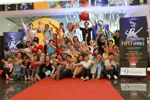 Hãy cùng hát vang ngày càng "hút" giới trẻ dù đã hoãn 