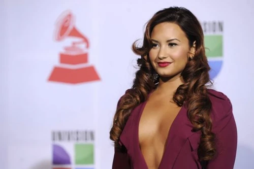 Các sao đua nhau... khoe "gò bồng đảo" nóng bóng 