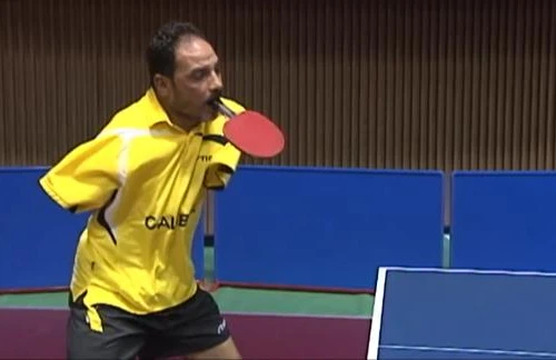 Mất hai tay vẫn chơi bóng bàn điêu luyện 