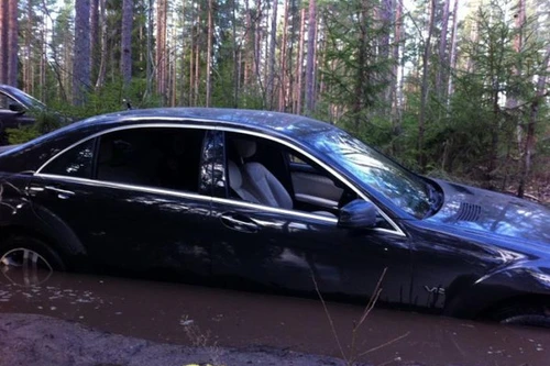 Mercedes S600 "chết cứng" giữa vũng lầy