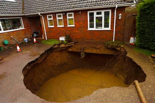 Mưa lũ kinh hoàng làm xuất hiện hàng loạt “hố tử thần” tại Anh