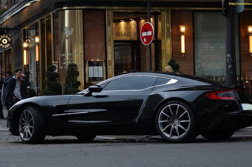 Ngất ngây trước vẻ đẹp của Aston Martin One-77 trên đường phố