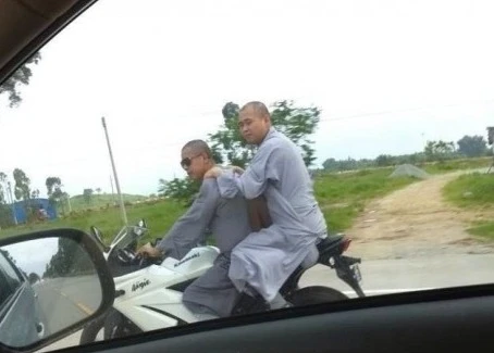 Bắt gặp sư thầy đeo kính râm, cưỡi xế nổ cực "chơi" 