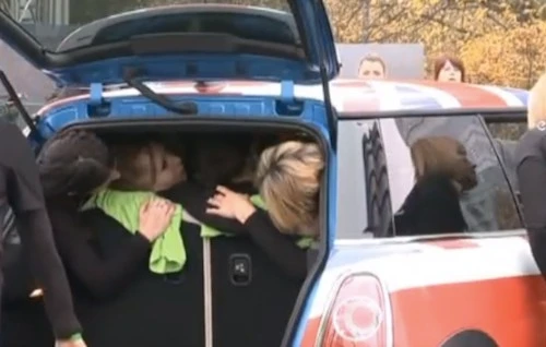 Lập kỉ lục Guiness Thế giới bằng việc "nhồi" người vào Mini Cooper