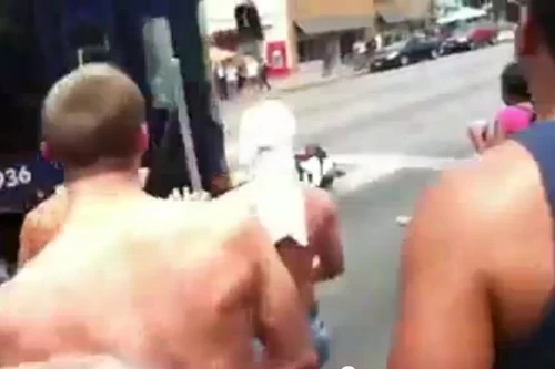 Sống sót sau cú đâm "trời giáng" của xe buýt