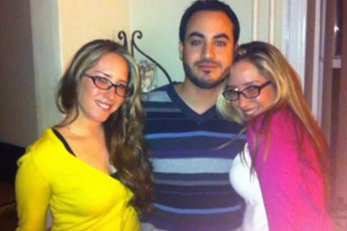 Hai chị em sinh đôi chung nhau… bạn trai