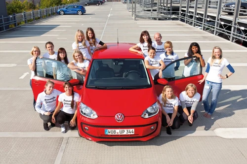 “Nhồi” 16 người trên một chiếc xe siêu nhỏ