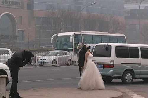 Cặp đôi đeo mặt nạ chống độc khi chụp ảnh cưới 