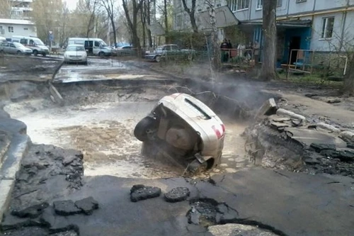 Ôtô Lada cắm đầu xuống "hố tử thần"