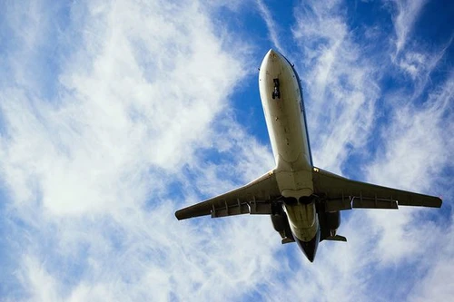 Nhiều mảnh xác người bỗng từ trên trời rơi xuống