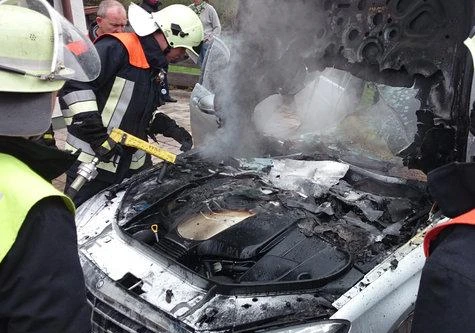 Mercedes S-Class 2 tuần tuổi bỗng nhiên bốc cháy 