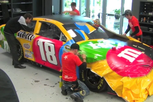 Xe đua "bọc kẹo" M&M sặc sỡ sắc màu tại giải NASCAR