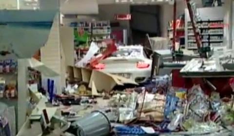 "Tông nát" cửa hàng vì nhầm lẫn chân phanh và chân ga