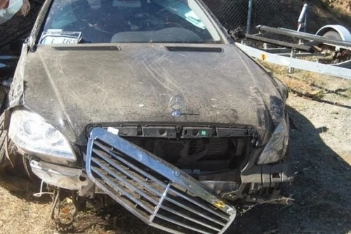 Mercedes lao vực cả trăm mét, tài xế may mắn thoát nạn