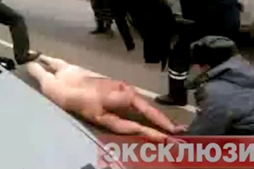 Khỏa thân lao mình vào ô tô để níu kéo người tình 