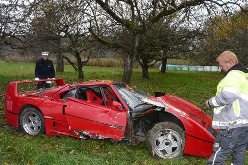 Cụ già 80 tuổi phá nát "ngưa sắt" Ferrari F40 