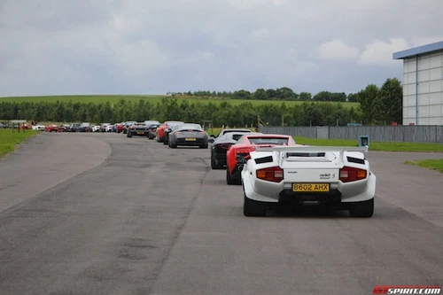 Hơn 200 siêu xe đổ ra phố khiến đường tắc nghẽn