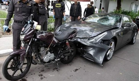 Siêu xe Ferrari FF "phóng ẩu" đâm chết 1 cảnh sát