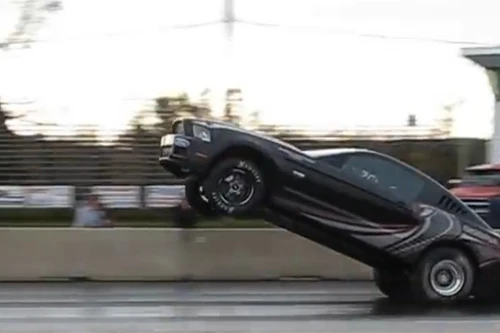 Ô tô gặp tai nạn sau màn "bốc đầu" mạo hiểm