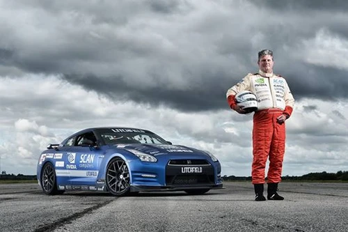 Mù mắt vẫn phóng xe 325 km/h để phá kỉ lục thế giới