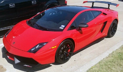 Nữ sinh 15 tuổi lái Lamborghini cực độc đến trường