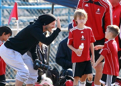 Becks làm huấn luyện viên cho đội bóng nhí của con