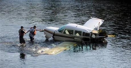 Máy bay gặp nạn khi vừa cất cánh rơi thẳng xuống sông