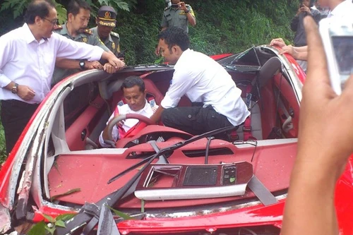 Dù đã cúng bái, bộ trưởng Indonesia vẫn dính tai nạn xe hơi