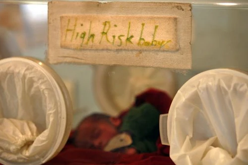 Thiếu tiền phá thai, mẹ vứt con sơ sinh vào ống nước thải 