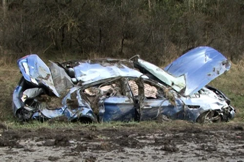 "Vít ga" 300 km/giờ, BMW M5 nát bét sau vụ tai nạn thảm khốc