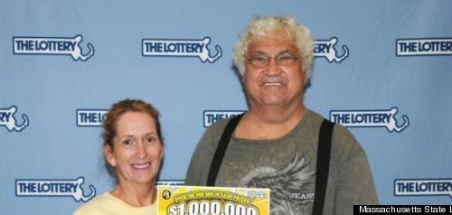 May mắn trúng một triệu USD khi nhặt lại vé xổ số từ thùng rác