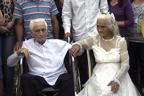 Cụ ông 103 tuổi tổ chức lễ cưới với cụ bà 99 tuổi sau 80 năm chung sống