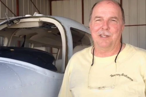 Chim đâm thủng cửa kính máy bay rồi lao vào mặt phi công 