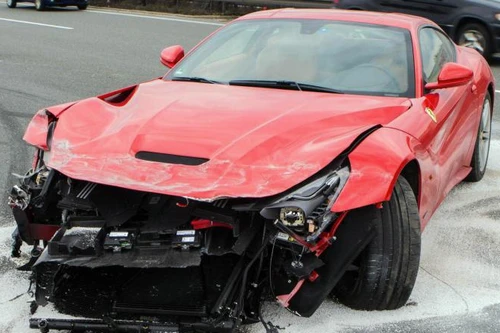 Tài xế mất lái, siêu xe 7 tỉ hỏng nặng từ trong ra ngoài