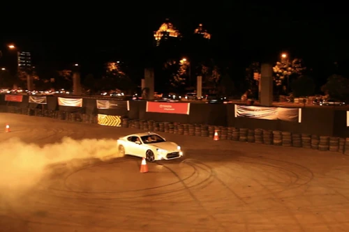 Toyota GT 86 diễn drift "tóe khói" trong ngày ra mắt tại Indonesia