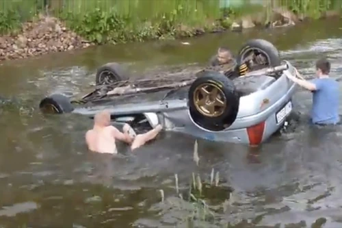 Xem màn giải cứu xe đua "chết đuối" cực kì kịch tính