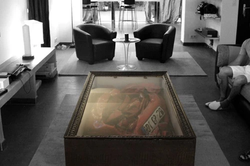 Bàn uống nước làm từ "thi hài" siêu xe Ferrari