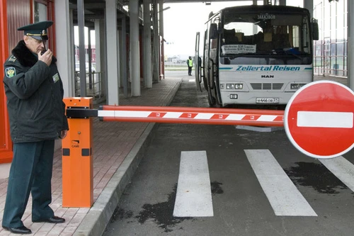 Trạm kiểm soát biên giới của Nga trúng đạn pháo bắn từ Ukraine 